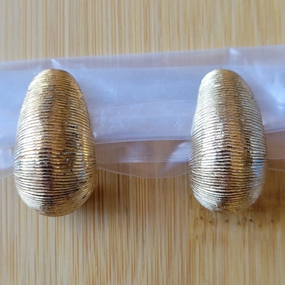 Vintage CASTLECLIFF Clip On‎ Earrings Gold Tone Fine Ribbed Shrimp Style